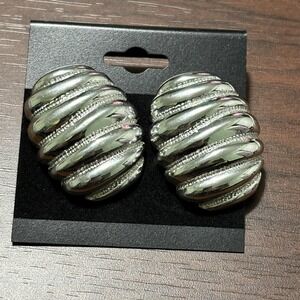 Vintage Silver Tone Ribbed Dome Earrings Textured Chunky Pierced 80s Style